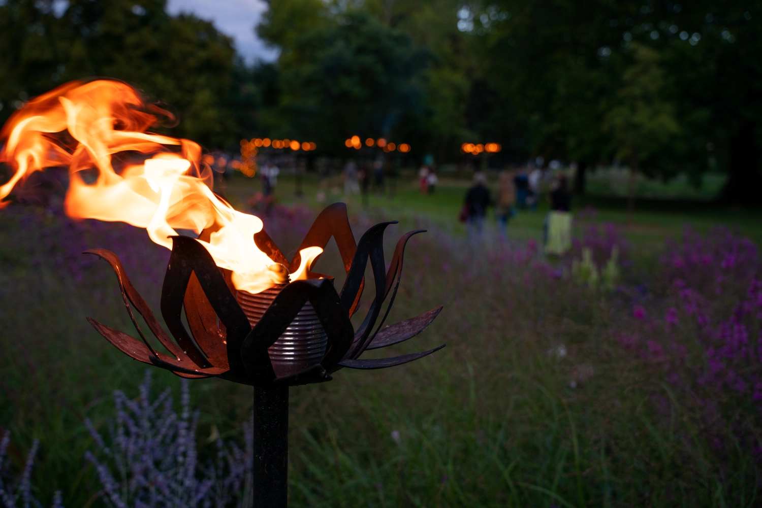 Feuer- und Metallobjekte von Delta 9 ART 