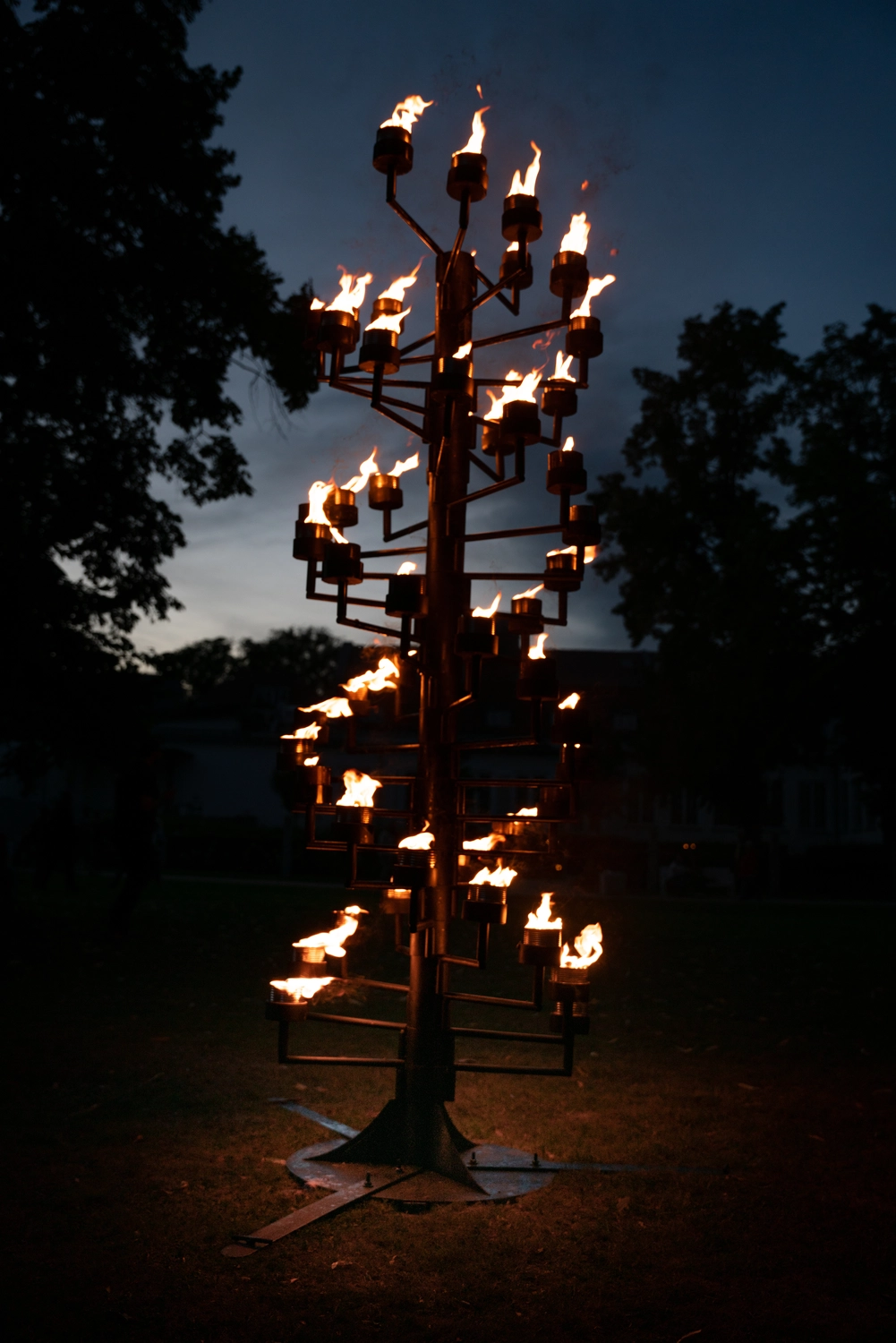 Feuer- und Metallobjekte von Delta 9 ART 