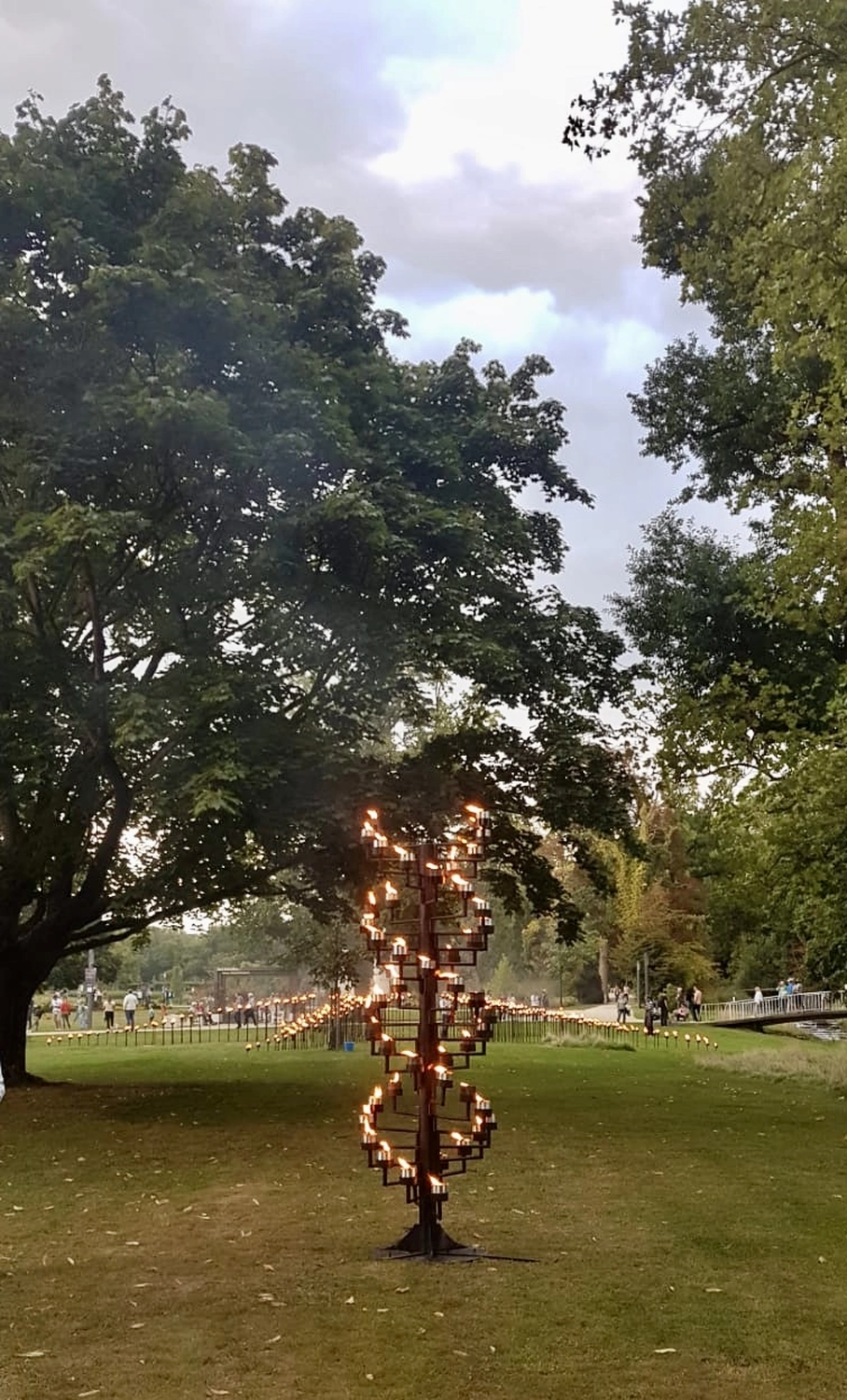 Feuer- und Metallobjekte von Delta 9 ART 